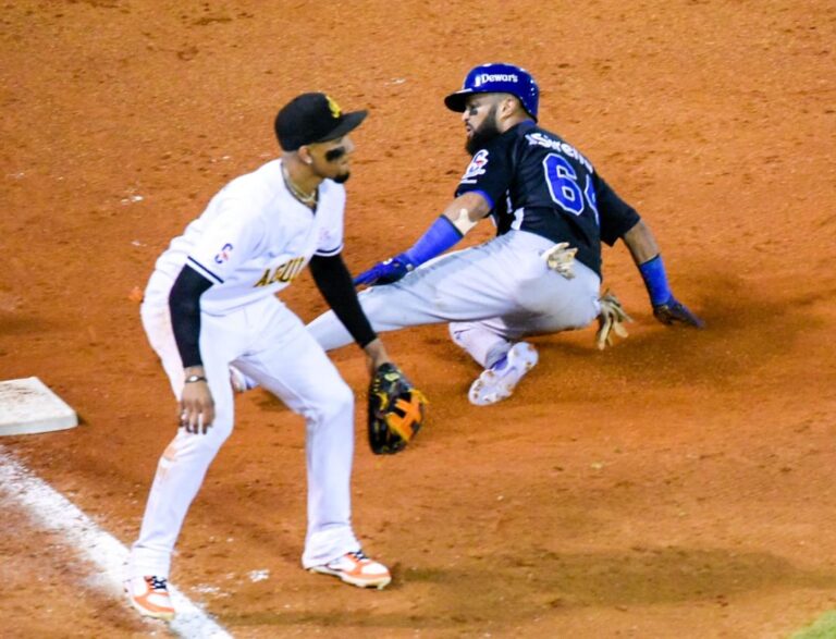 Licey y Gigantes asumen liderato de la semifinal del beisbol de RD