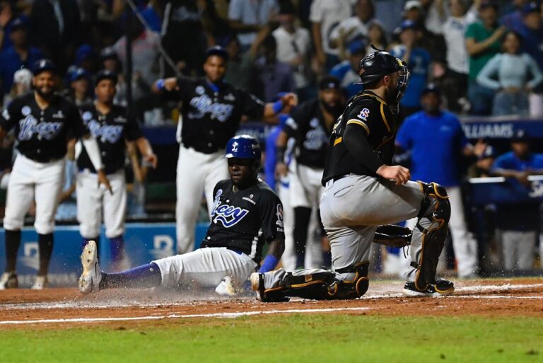 Licey y Estrellas se acercan a la final de la pelota dominicana
