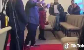 Pastor echó a feligreses de la iglesia porque no le dieron el diezmo