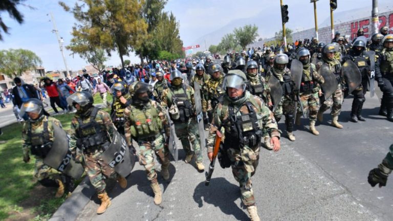 Perú decreta estado de emergencia en Lima y dispone militares para mitigar protestas