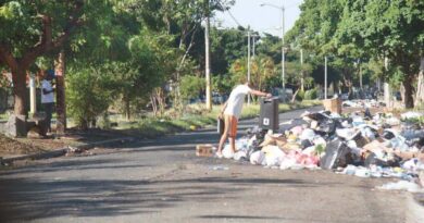 Santo Domingo Este: la basura se amontona en cada esquina