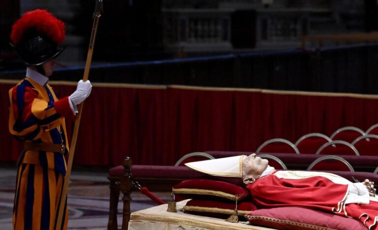 Vaticano abre la capilla ardiente de Benedicto XVI