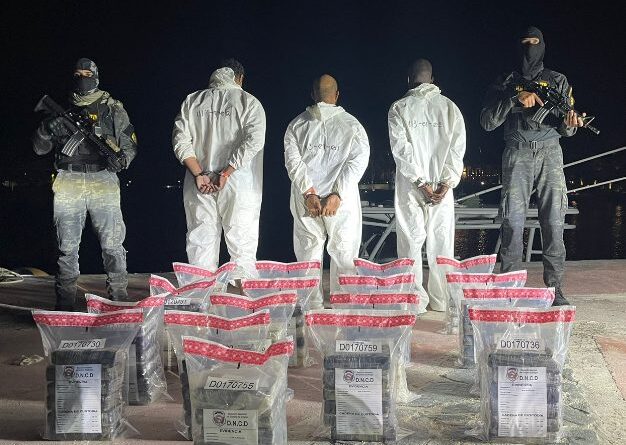 Arrestan dos dominicanos y un haitiano con 112 paquetes de cocaína en Punta Cana