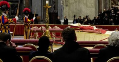 Último día de la capilla ardiente de Ratzinger mientras se prepara el funeral