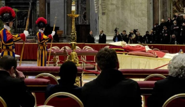 Último día de la capilla ardiente de Ratzinger mientras se prepara el funeral