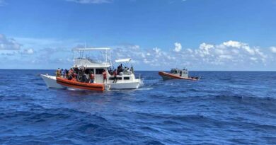 Más de un centenar de migrantes haitianos llegan a Florida en un velero
