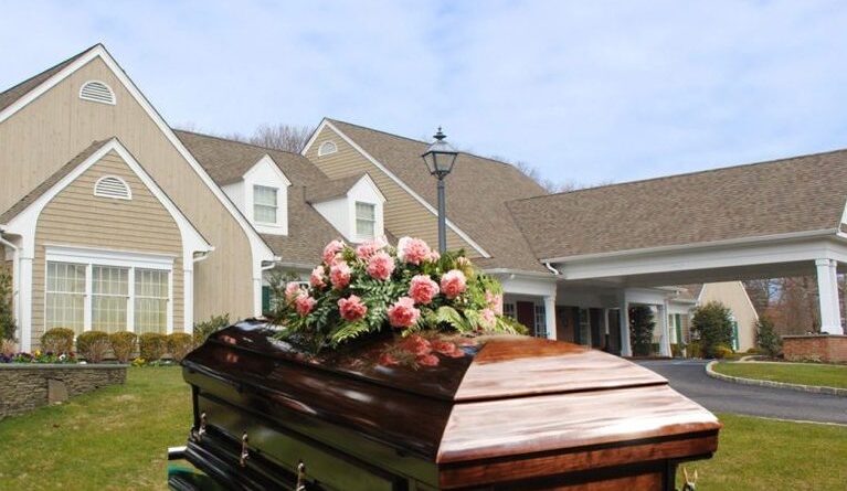 Mujer de 82 años fue declarada muerta en asilo de NY y despertó en funeraria