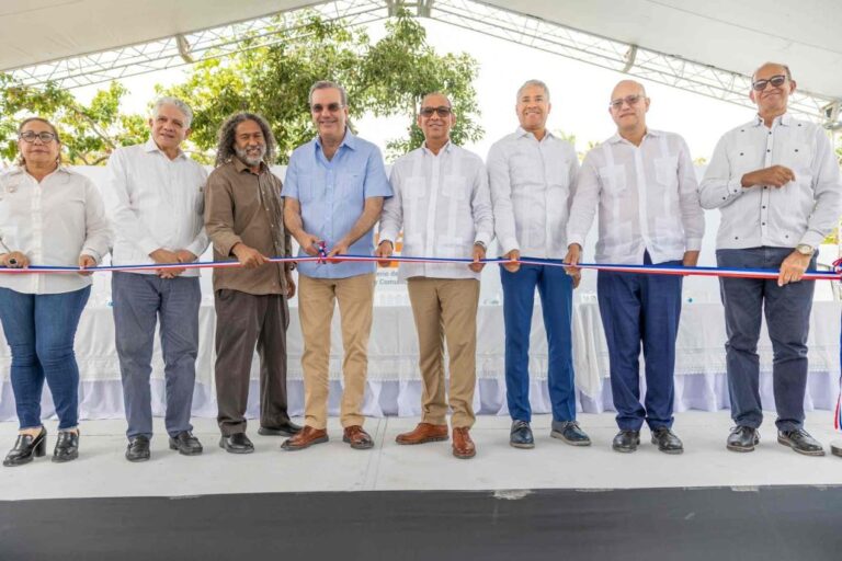 Abinader inaugura carretera que interconecta comunidades de Santiago y Puerto Plata