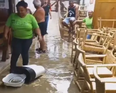 Aguas Atlántico inundan varios restaurantes Puerto Plata