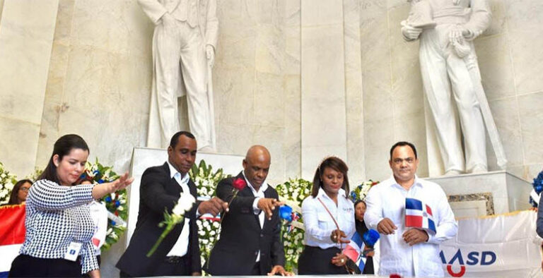 CAASD se une a la conmemoración del Mes de la Patria con el depósito de ofrenda floral