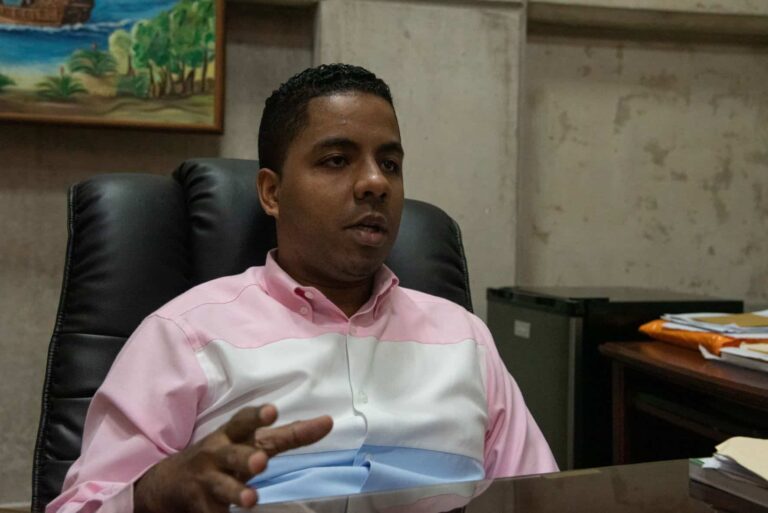 Director del Museo Faro a Colón recibe donación de la Comisión Permanente Efemérides Patria