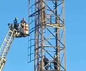 Hombre amenaza con lanzarse de torre de luces del Estadio Quisqueya