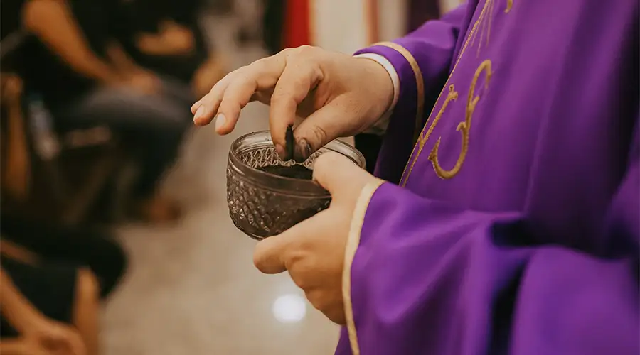 El Miércoles de Ceniza, es el inicio de la Cuaresma (los 40 días en los que los católicos se preparan para la pasión, muerte y resurrección de Jesús). “POLVO ERES Y EN POLVO TE CONVERTIRÁS”. “CONVIÉRTETE Y CREE EN EL EVANGELIO”. Esas frases, pronunciadas por sacerdotes mientras dibujan con ceniza la señal de la cruz en la frente de los feligreses, representan esta conmemoración. Cada año, el Miércoles de Ceniza se dejan ver por las calles miles de católicos con esta señal en su cara pero, ¿qué significa o qué es Miércoles de Ceniza? Las cenizas, resultado de la quema de las palmas del Domingo de Ramos del año anterior, se imponen sobre los católicos como un recordatorio de que la vida terrenal es temporal: “La imposición de las cenizas nos recuerda que nuestra vida en la tierra es pasajera y que nuestra vida definitiva se encuentre en el cielo”, explican en la web catholic.net. Al igual que la mayoría de tradiciones de la Iglesia católica, su origen está ligado al Judaísmo: en la antigüedad, estos tenían por costumbre cubrirse con cenizas cuando habían pecado o si se preparaban para una fiesta importante. Puedes leer: Anuncian cierre de calles este miércoles por homenaje a la Bandera en Palacio Nacional Osa panda nacida en Japón regresa a China para buscar novio Cada Rincon Banner turismo Era un símbolo “de su deseo de conversión de su mala vida a una vida con Dios”, agregan en dicho portal web. La Iglesia católica adoptó esta práctica y, al principio, solo los “penitentes que comenzaran su penitencia pública” recibían la ceniza. Las cenizas, aquello que se desvanece, como señal de una vida terrenal caracterizada por la “inexorable caducidad y efímera fragilidad de la vida humana, sujeta a la muerte”, describen en aciprensa.com. Son un recordatorio para que los católicos adquieran “una conciencia cada vez más diáfana del hecho de que estamos de paso en este fatigoso itinerario sobre la tierra, y que nos impulsa y estimula a trabajar hasta el final, a fin de que el Reino de Dios se instaure dentro de nosotros y triunfe su justicia”, añaden en la mencionada página. El ayuno consiste en hacer una sola comida fuerte al día, mientras que la abstinencia se basa en no comer carne. Según explican en catholic.net, la abstinencia es obligatoria a partir de los 14 años y, el ayuno, de los 18 a los 59 años. Los católicos entienden que, mediante estos sacrificios, se purifican y piden “perdón a Dios por haberlo ofendido” y le dicen “que queremos cambiar de vida para agradarlo siempre”, agregan en dicha web. La fecha del Miércoles de Ceniza coincide además con el día que se celebra el final de la época de carnavales y varía cada año porque depende de cuándo será la Semana Santa.