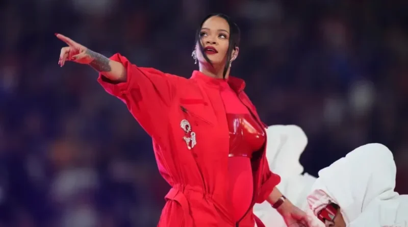 Rihanna anunció su segundo embarazo al finalizar su presentación en el Super Bowl