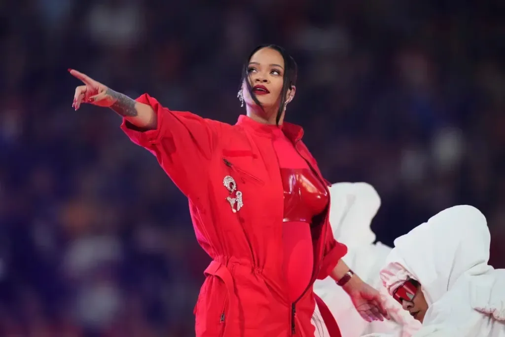 Rihanna anunció su segundo embarazo al finalizar su presentación en el Super Bowl