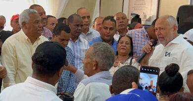 Robert Arias juramenta en el PRM a regidores, ex-alcalde del PLD y FP en el municipio de Enriquillo, Barahona