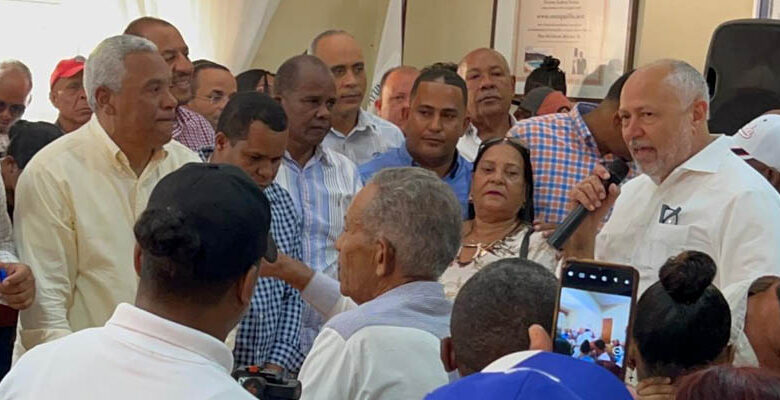 Robert Arias juramenta en el PRM a regidores, ex-alcalde del PLD y FP en el municipio de Enriquillo, Barahona