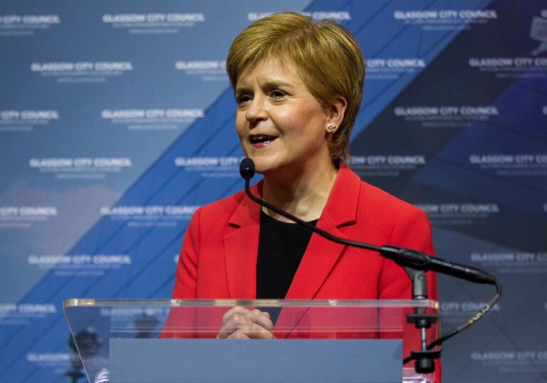 Renuncia la ministra principal de Escocia