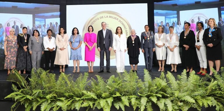 Abinader reconoce 14 mujeres, reitera compromiso contra violencia