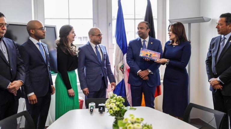 Banreservas dona exposición fotográfica a embajada dominicana en Alemania