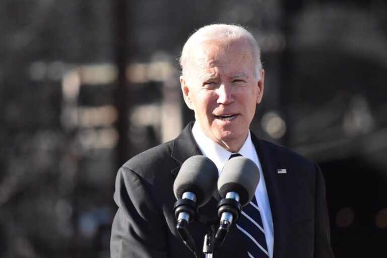 Biden reclama la prohibición de rifles de asalto en Estados Unidos