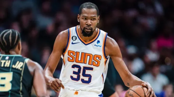 Kevin Durant anota 23 puntos en su debut con los Suns