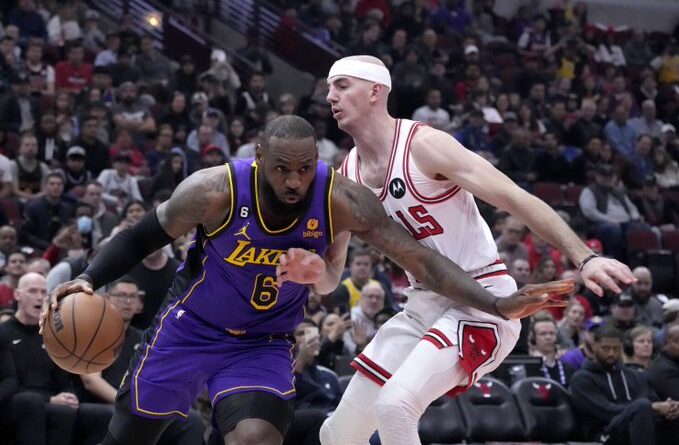 LeBron James y Anthony Davis conducen a los Lakers sobre Bulls