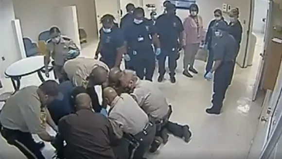 Siete policías son acusados de asfixiar hasta la muerte a un afroamericano en EE.UU.