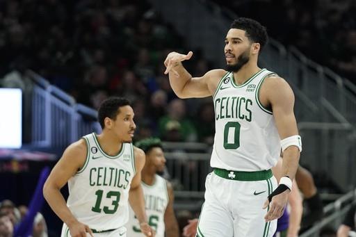 Tatum, Brown y Celtics demuelen a los líderes Bucks