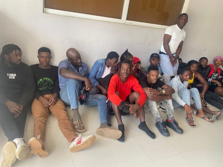 Apresan conductor transportaba ilegalmente 14 haitianos indocumentados en Villa Vásquez