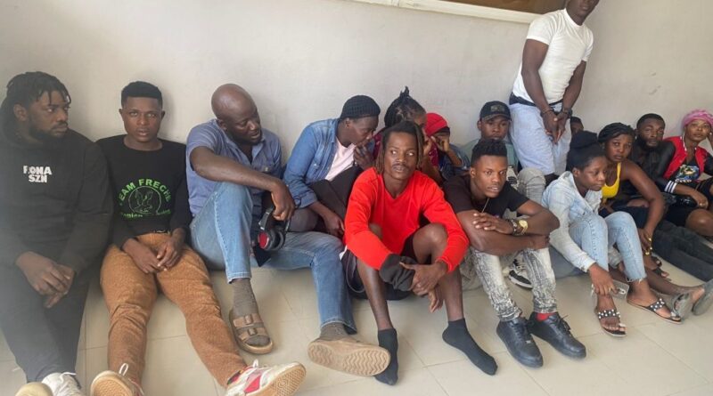 Apresan conductor transportaba ilegalmente 14 haitianos indocumentados en Villa Vásquez