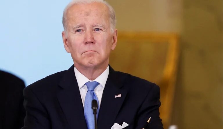 Biden pide endurecer sanciones contra los ejecutivos bancarios