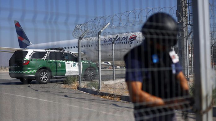 Dos muertos en robo frustrado de 32,5 millones de dólares en aeropuerto de Santiago