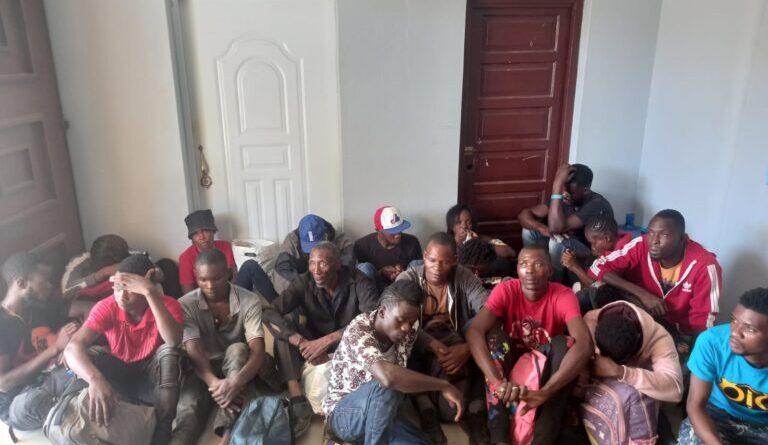 Apresan chofer transportaba 23 haitianos indocumentados en una Yipeta