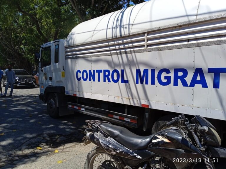 Camión de  Control Migratorio  choca vehículo del periodista Ivan Arias.