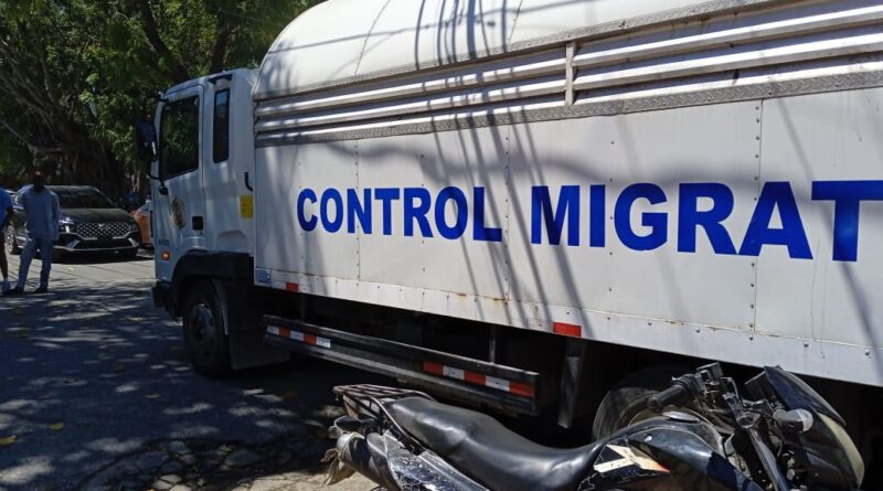 Camión de  Control Migratorio  choca vehículo del periodista Ivan Arias.