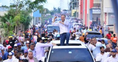 Abel Martínez recibe respaldo de comunitarios de La Otra Banda, Higüey
