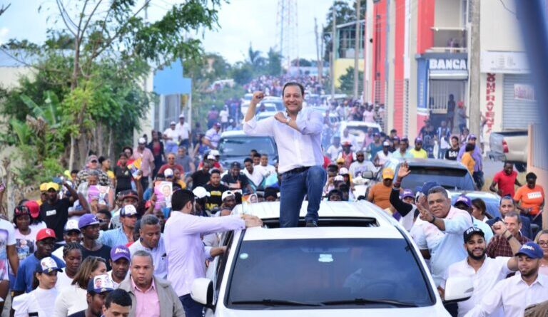 Abel Martínez recibe respaldo de comunitarios de La Otra Banda, Higüey