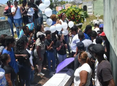En medio de la impotencia y dolor entierran a Carla Maribel