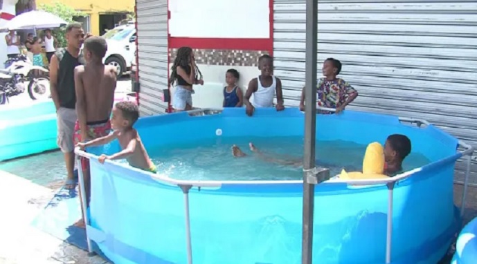 ¡Malestar en los barrios! La policía retira las piscinas inflables
