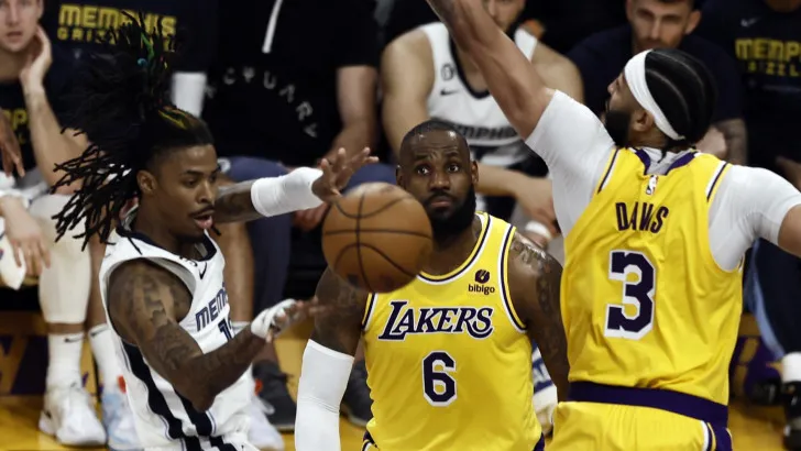 LeBron da un golpe a la serie