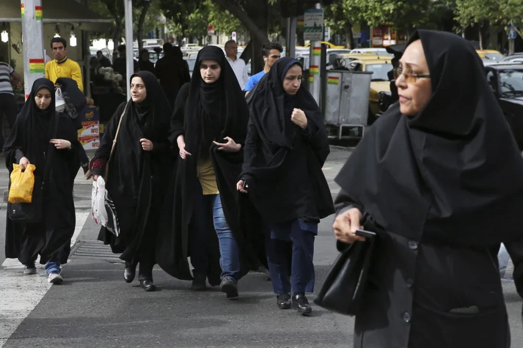La Policía iraní cierra 155 negocios por atender a mujeres sin velo