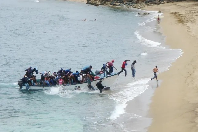 Repatrian a 33 dominicanos y 7 haitianos interceptados en Puerto Rico