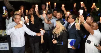 Los fiscalizadores protestan con velas encendidas