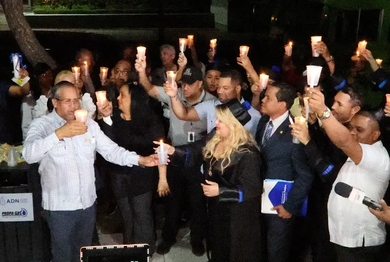 Los fiscalizadores protestan con velas encendidas