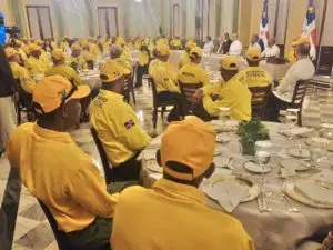 Presidente Abinader califica de héroes a bomberos forestales