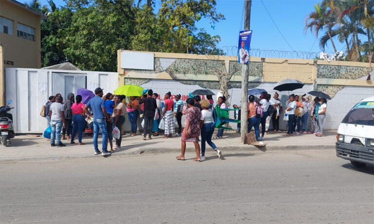 Odisea para inscribir hijos en una escuela