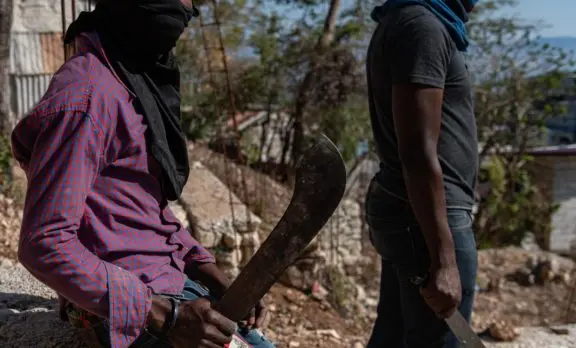 Con machetes y palos enfrentan bandas Haití
