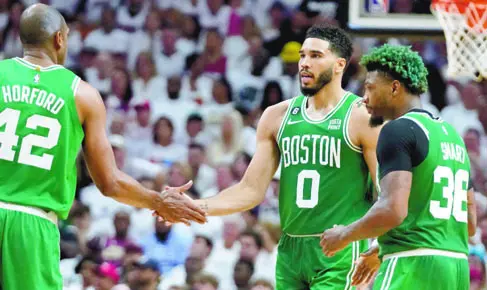 Los Celtics aplastan a los Heat y alimentan sus sueños de remontada