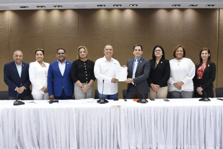 Comisión de Justicia de la CD recibe a la directiva de la Asociación de Agentes Inmobiliarios para tratar proyecto que regula ese sector